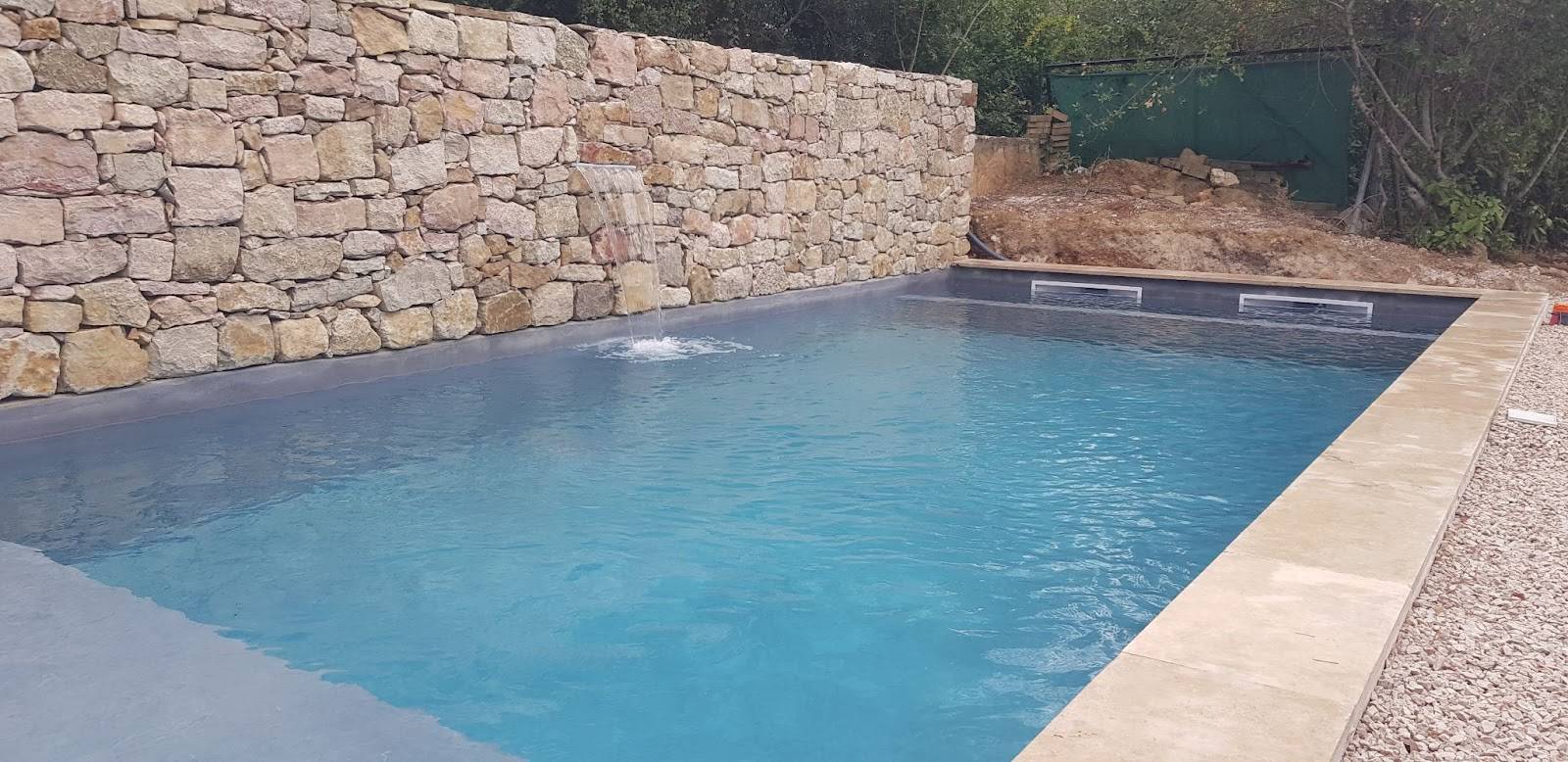 Piscine avec cascade