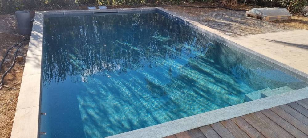 Réalisation d'une Piscine de 21m x 5m à Montferrier-sur-Lez avec Volet Immergé et Pompe à Chaleur